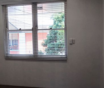 Stunning Renovated 2 Bedroom unit in quiet location - Photo 6