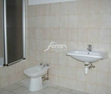 Location Appartement 3 pièces 88m² SALERNES 83690 - Photo 3