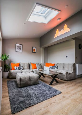 A Fantastic 6 Bed 5 Bathroom Designer House Share Room 1 - Photo 5