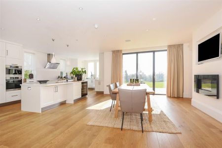 6 bedroom detached house to rent - Photo 5