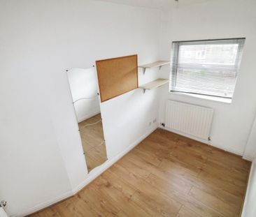 3 bedroom end of terrace house to rent - Photo 2