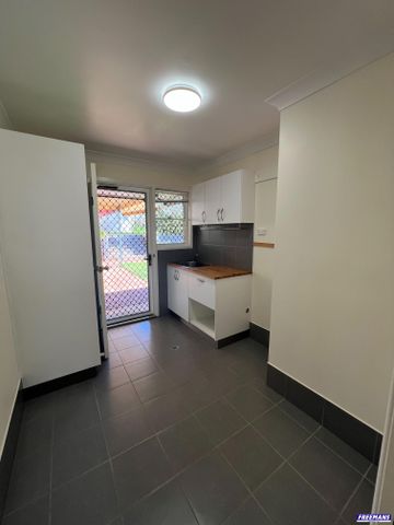 Lovely Established Home on 1,332 m² Allotment - Photo 5
