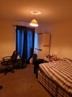 1 bedroom in a flat share to rent - Photo 1