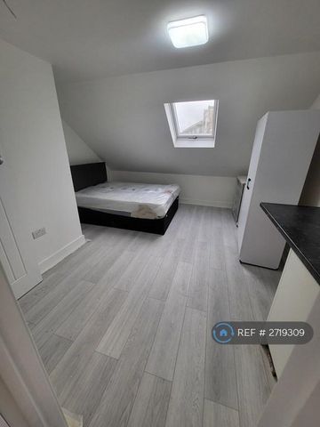 1 bedroom in a house share to rent - Photo 5