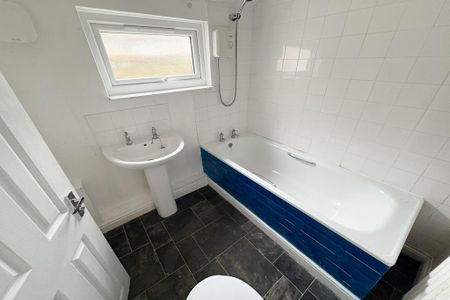 2 bedroom terraced house to rent - Photo 4