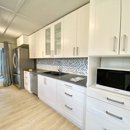 PET Friendly 3 Bedroom House with a beautiful open deck! - Photo 1