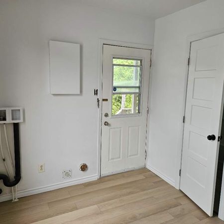 Magnifique 3½ rénové – Stationnement inclus – Disponible maintenant! - Beautifully Renovated 3½ Apartment – Parking Included – Available Now! - Photo 4
