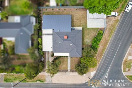 Stylish Family Home in Horsham - Photo 2