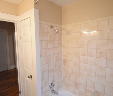 BEAUTIFULLY UPDATED 2BED/1BATH UPPER UNIT! + HYDRO & GAS - Photo 1