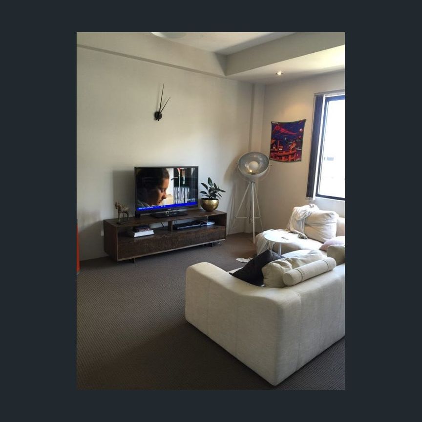 TOP FLOOR SPLIT LEVEL APARTMENT - Photo 1