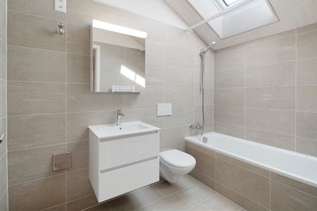 Neurenovierte 2-Zimmer-Dachwohnung - Photo 2