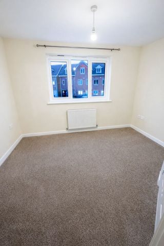 4 bed Town House - To Let - Photo 4