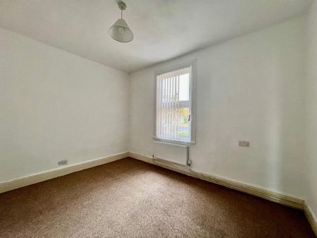 4 bedroom semi-detached house to rent - Photo 4