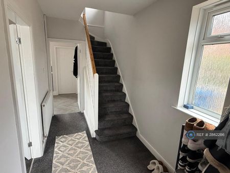 3 bedroom semi-detached house to rent - Photo 5