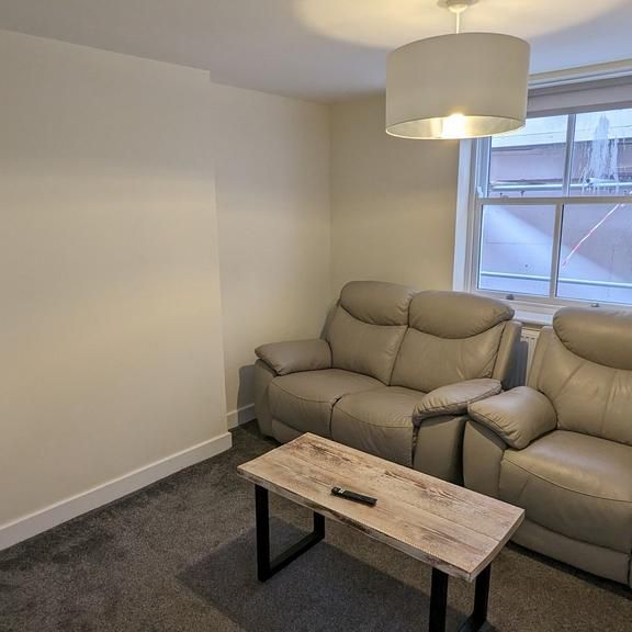 4 bedroom flat to rent - Photo 1