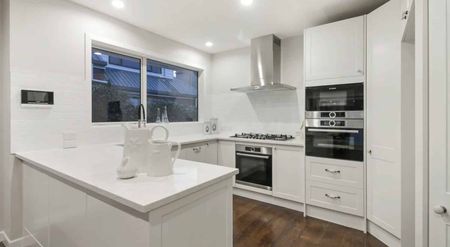 Prime Location 5-Bedroom Family Home - Photo 3