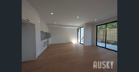 Modern New Townhouse for Rent in Doncaster - Photo 3