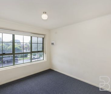 Bright 1st Floor Apartment - Photo 3