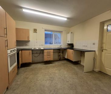 2 bedroom semi-detached bungalow to rent - Photo 4