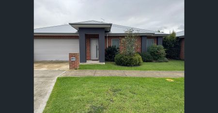 3 BEDROOM TOWNHOUSE - Photo 2