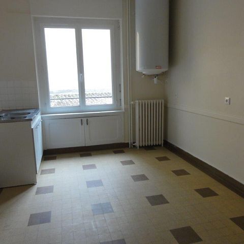 Location Appartement 4 pièces 90m² LE CREUSOT 71200 - Photo 1