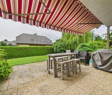 Charmante villa de 8.5 pièces avec jardin et vue sur le Jura à Comm... - Photo 3