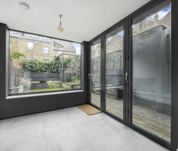 3 bedroom house in Stoke Newington - Photo 2