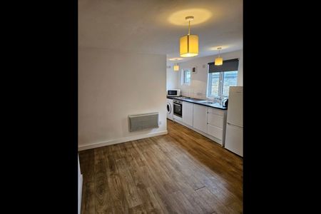 2 Bed Flat, Roehampton High Street, SW15 - Photo 3