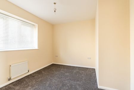 Available unfurnished now - Photo 3