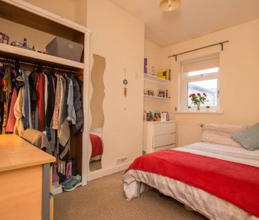 The most spacious three bed you'll find! - Photo 5