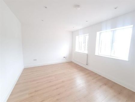 2 Bed Flat, Sherlock Close, SW16 - Photo 2