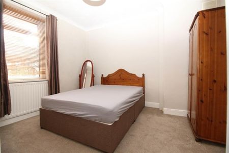 3 Bedroom House - Terraced - Photo 2