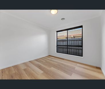 28 Lord Nolan Way, Kurunjang, Vic 3337 - Photo 2