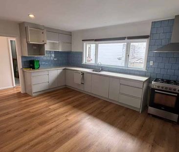 4-bedroom home in Te Atatu South - Photo 2
