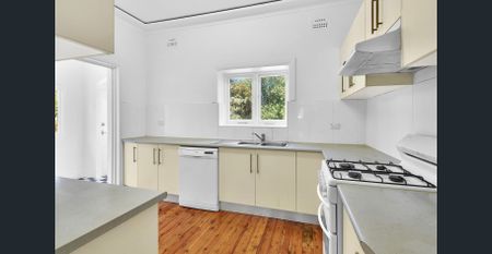 RENOVATED SPACIOUS FAMILY HOME WITH LANDSCAPED GROUNDS - Photo 4