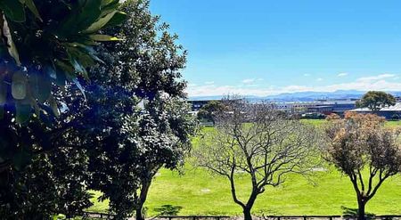 Large 4 Bedroom home + 1 Bedroom self contained - Photo 5