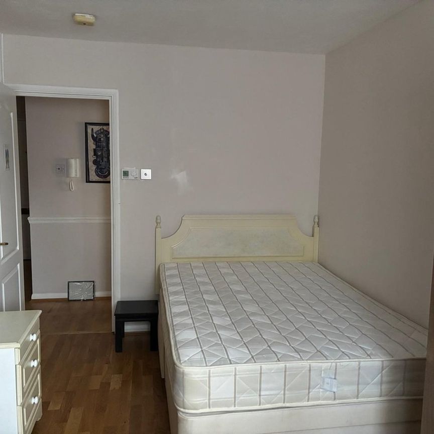 Room in a Shared Flat, Parkview Court, SW18 - Photo 1