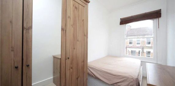 2 bedroom flat in Stockwell - Photo 2