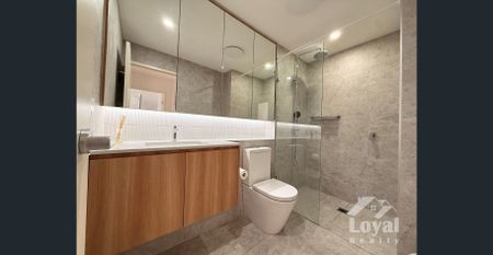 Modern Two Bedroom Apartment with Private Courtyard in Prime Location - Photo 5