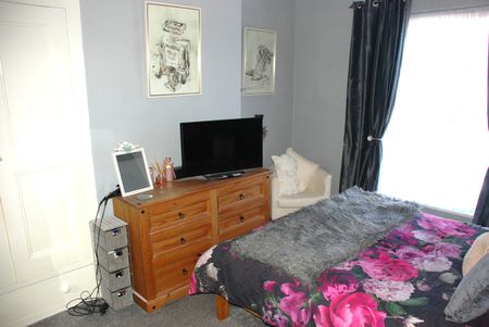 2 bedroom Flat for rent - Photo 4