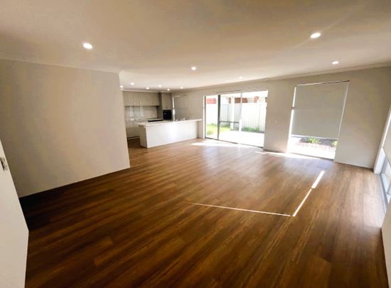 Brand New Lucious House in Top Location. Walk to bused, shops, shopping Centre, Restaurant, etc! - Photo 1
