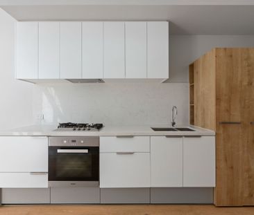 Harmonising heritage character and sleek modern style - Photo 3