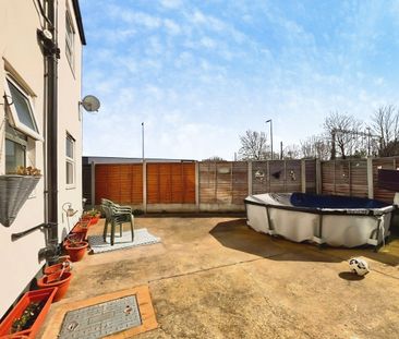 London Road, Grays, RM17 - Photo 1