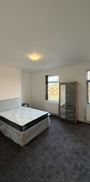 Room in a Shared House, Portland Crescent, LS1 - Photo 1