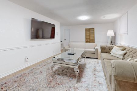 For Lease - 70 Bedford Park Avenue, Richmond Hill, Ontario - Photo 4