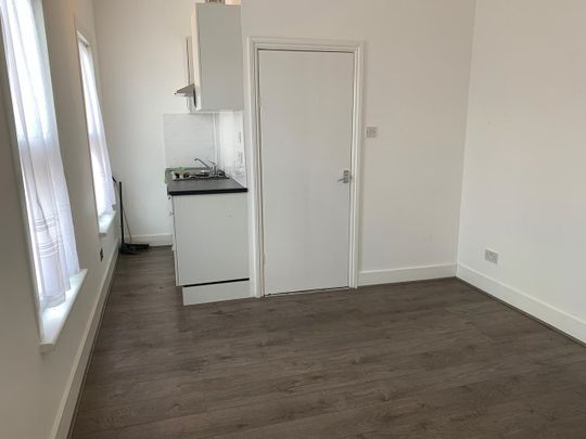 Studio Flat, Heron Mews, IG1 - Photo 1