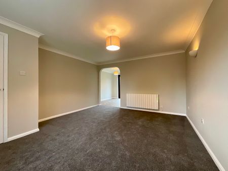 3 bedroom Detached House to let - Photo 2