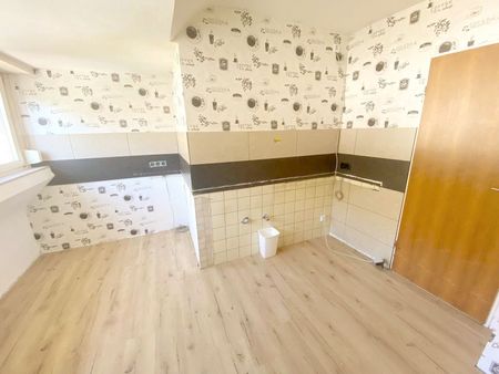 Großzügige 4-Zimmer-Dachgeschosswohnung mit Balkon, Tageslichtbad & Garage in Trier-Ehrang! - Foto 3