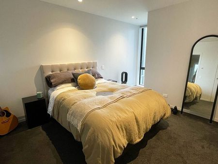 Modern 2-bed apartment with private balcony - Photo 2