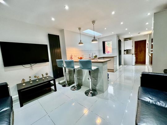 5 bedroom terraced house to rent - Photo 1